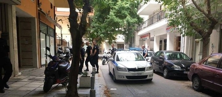 Αναστάτωση στη Θεσσαλονίκη – Άνδρας έβγαλε όπλο έξω από σούπερ μάρκετ